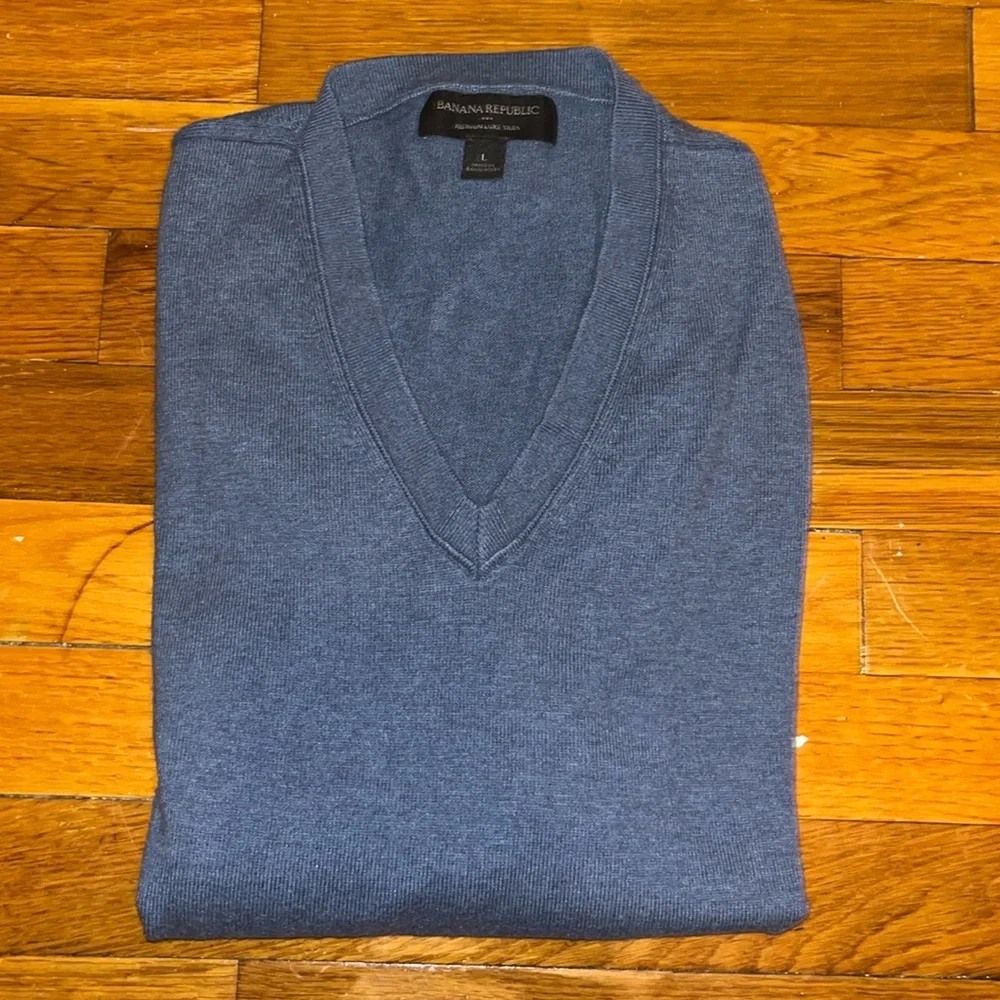 🌴⭐️ Banana Republic V Neck Sweater - EUC